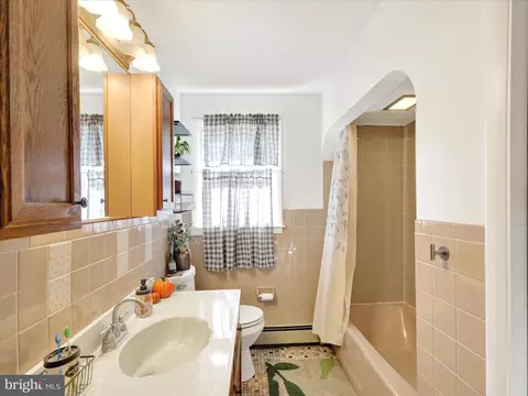 Bath - 3908 Reading Crest Ave, Reading, PA 19605 photo 2 of 5