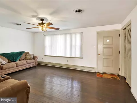 Living - 3908 Reading Crest Ave, Reading, PA 19605 photo 3 of 6