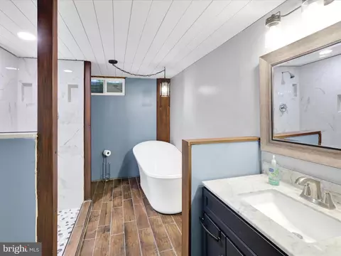 Bath - 3908 Reading Crest Ave, Reading, PA 19605 photo 3 of 5