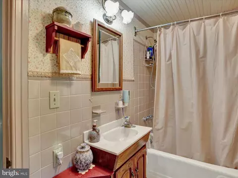 Bath - 31 Imperial Dr, Reading, PA 19607 photo 2 of 2