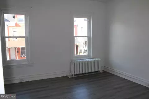 Living - 233 Pear St, Reading, PA 19601 photo 3 of 4
