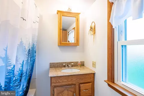 Bath - 823 Fritz Ave, Reading, PA 19607 photo 1 of 1