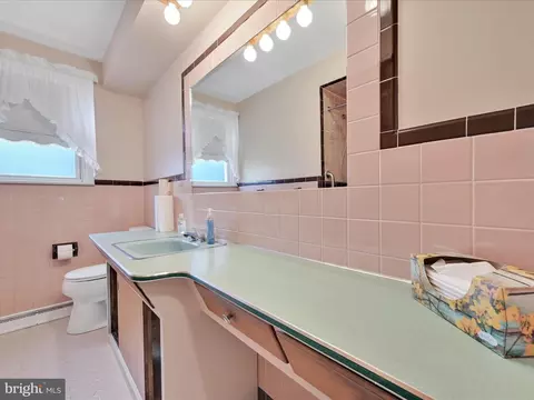 Bath - 705 Cameron St, Reading, PA 19607 photo 2 of 2