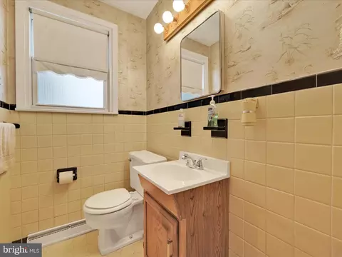 Bath - 705 Cameron St, Reading, PA 19607 photo 1 of 2