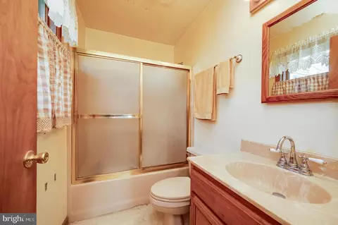 Bath - 1355 Liggett Ave, Reading, PA 19607 photo 1 of 2