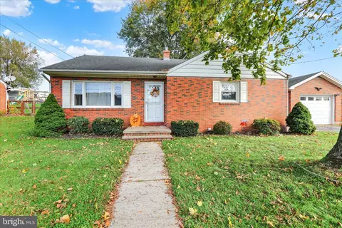405 Indian Manor Dr, Leesport, PA 19533