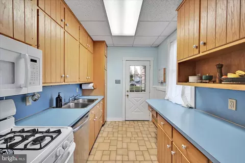 Entry Way - 120 S Miller St, Reading, PA 19607 photo 3 of 3