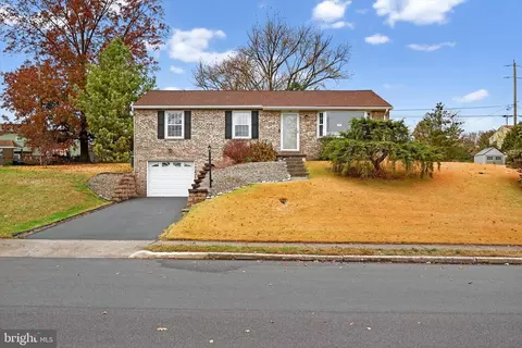 420 Glenwood Dr, Douglassville, PA 19518