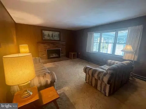 Living - 91 Dogwood Ln, Reading, PA 19607 photo 2 of 6