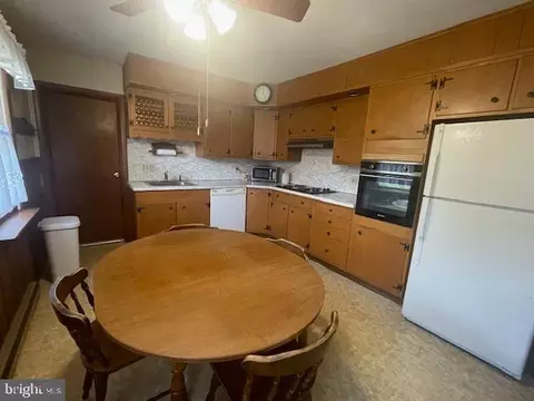 Kitchen - 91 Dogwood Ln, Reading, PA 19607 photo 2 of 2