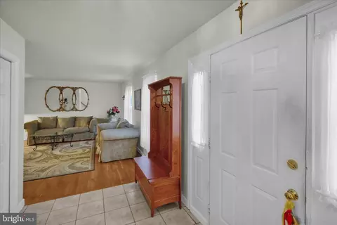 Entry Way - 1189 Cedar Top Rd, Reading, PA 19607 photo 2 of 5