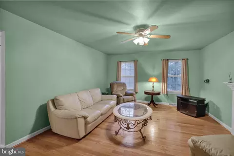 Living - 1189 Cedar Top Rd, Reading, PA 19607 photo 2 of 3