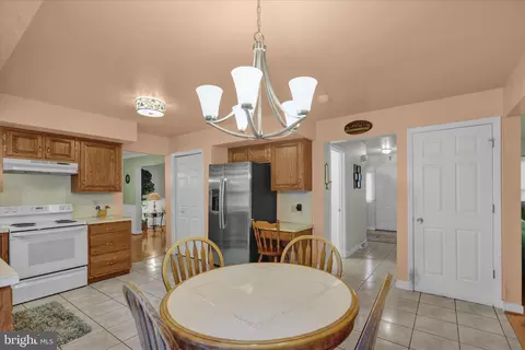 Entry Way - 1189 Cedar Top Rd, Reading, PA 19607 photo 4 of 5