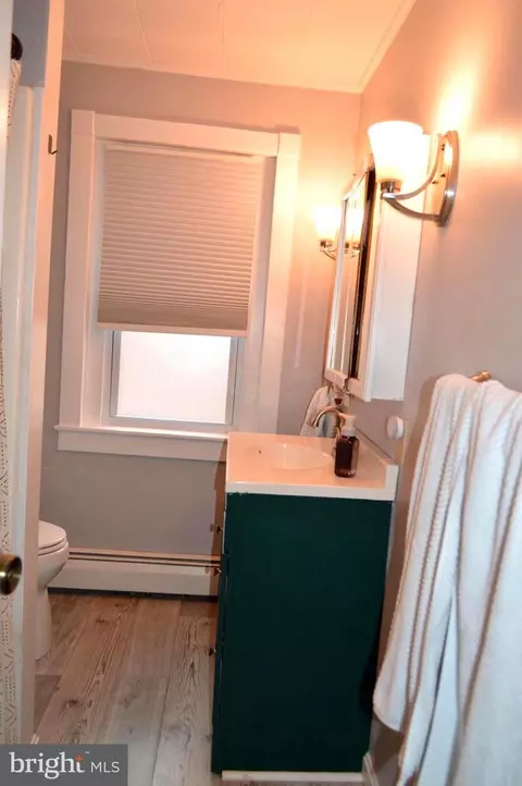 Bath - 137 Elm St, Reading, PA 19607 photo 2 of 3