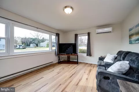 Living - 2109 Cullum Dr, Reading, PA 19601 photo 2 of 3