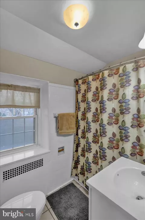 Bath - 209 Endlich Ave, Reading, PA 19606 photo 2 of 3