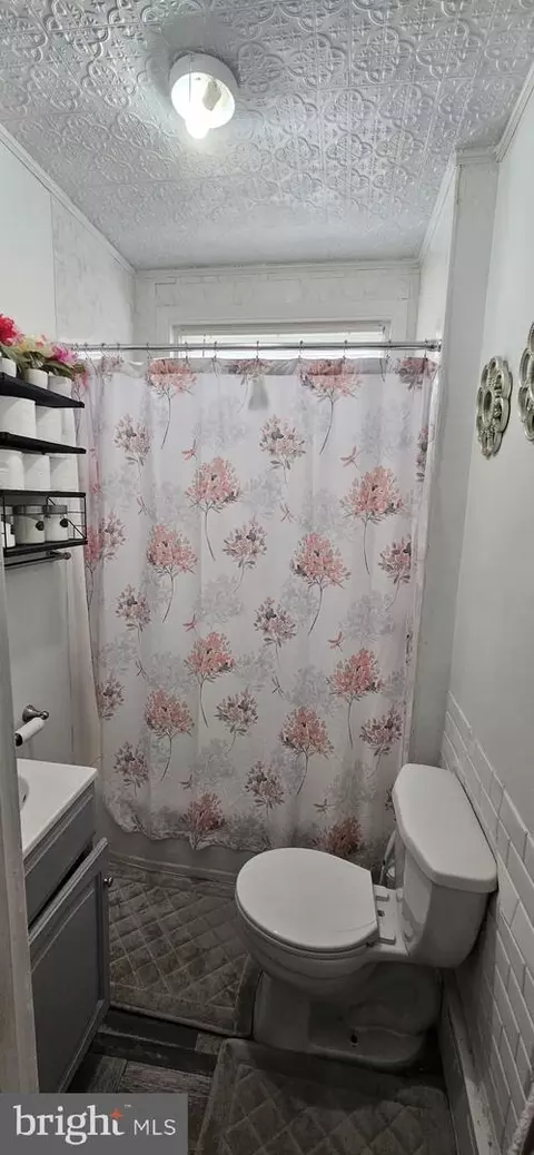 Bath - 439 Buttonwood St, Reading, PA 19601 photo 1 of 1