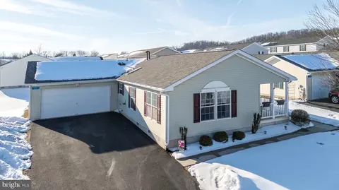 77 Random Rd, Douglassville, PA 19518