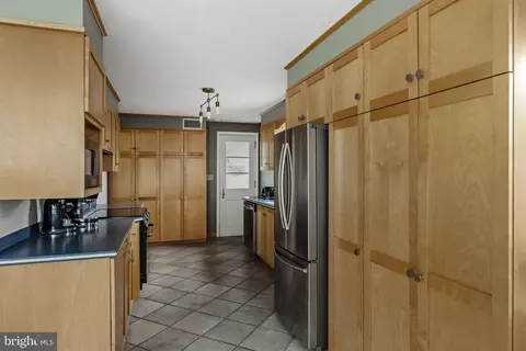 Entry Way - 429 Devon Ter, Reading, PA 19607 photo 3 of 7