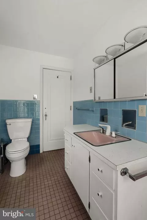 Bath - 429 Devon Ter, Reading, PA 19607 photo 2 of 5