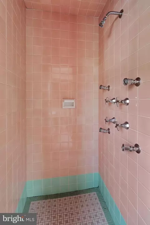 Bath - 429 Devon Ter, Reading, PA 19607 photo 4 of 5