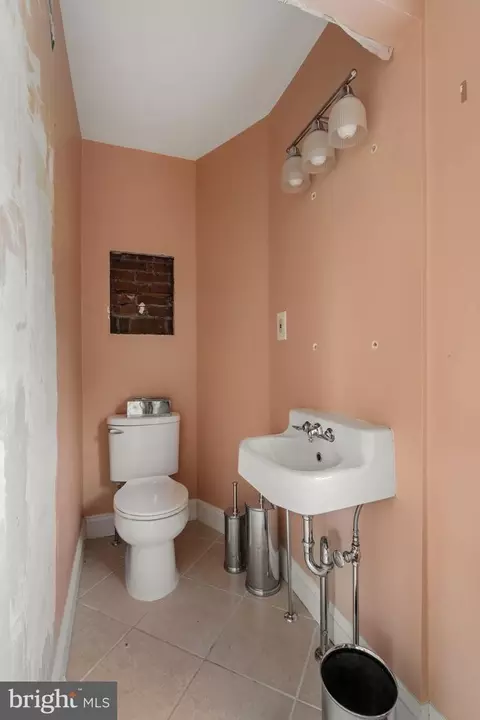 Bath - 429 Devon Ter, Reading, PA 19607 photo 3 of 5