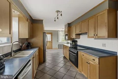 Entry Way - 429 Devon Ter, Reading, PA 19607 photo 2 of 7