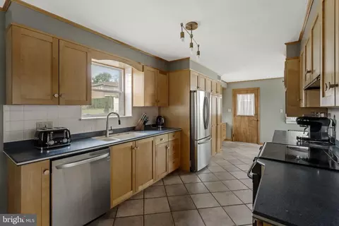 Entry Way - 429 Devon Ter, Reading, PA 19607 photo 1 of 7