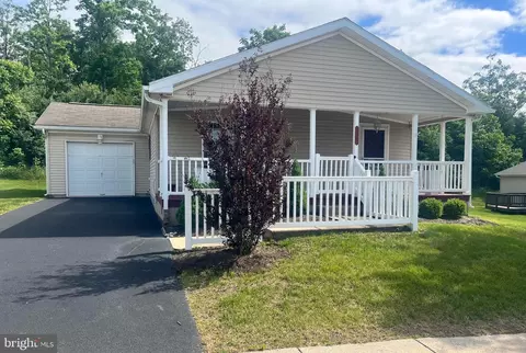 66 Random Rd, Douglassville, PA 19518
