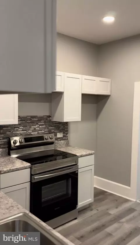 Entry Way - 521 Windsor St, Reading, PA 19601 photo 2 of 4