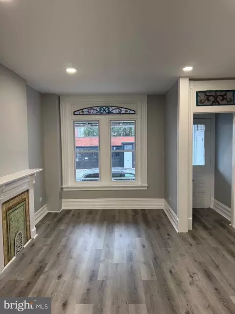 Living - 521 Windsor St, Reading, PA 19601 photo 3 of 4
