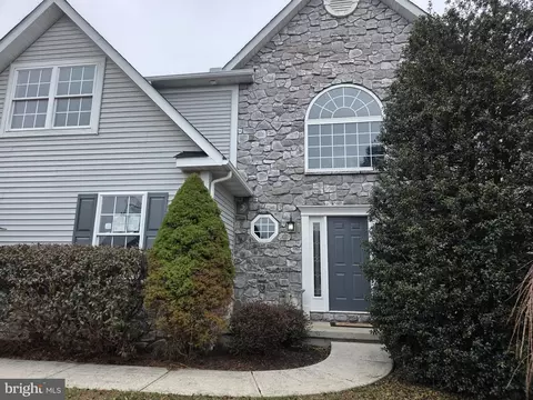 114 Farm View Ct, Douglassville, PA 19518