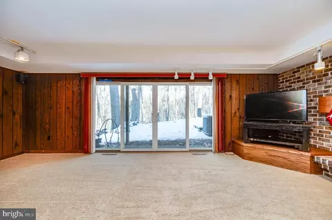 Living - 27 Eagle Ln, Reading, PA 19607 photo 7 of 9