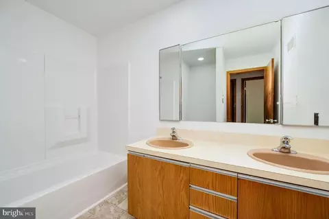 Bath - 27 Eagle Ln, Reading, PA 19607 photo 5 of 6