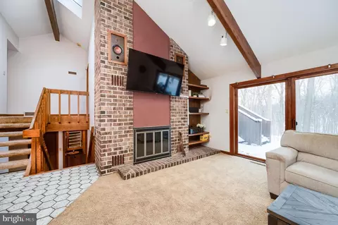 Living - 27 Eagle Ln, Reading, PA 19607 photo 3 of 9