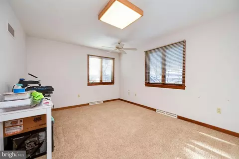 Bedroom - 27 Eagle Ln, Reading, PA 19607 photo 6 of 9