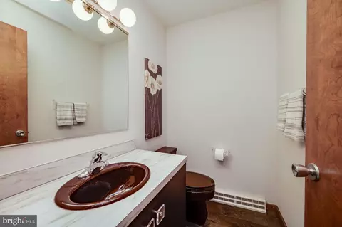 Bath - 27 Eagle Ln, Reading, PA 19607 photo 1 of 6