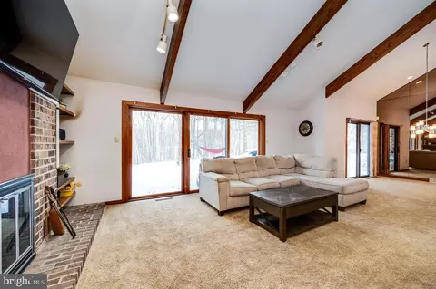 Living - 27 Eagle Ln, Reading, PA 19607 photo 5 of 9