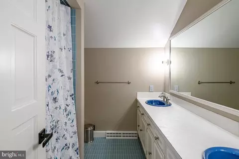Bath - 1504 Old Mill Rd, Reading, PA 19610 photo 6 of 8