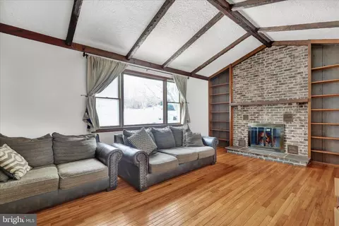 Living - 209 New Castle Dr, Reading, PA 19607 photo 2 of 3