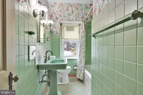 Bath - 100 Brookline Pz, Reading, PA 19607 photo 2 of 3