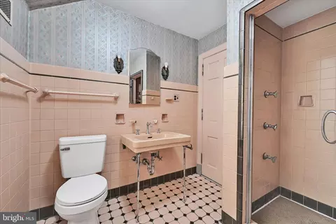Bath - 100 Brookline Pz, Reading, PA 19607 photo 1 of 3