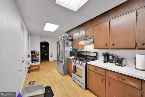 Entry Way - 541 Perry St, Reading, PA 19601 photo 5 of 10