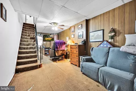 Entry Way - 541 Perry St, Reading, PA 19601 photo 3 of 10