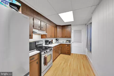Entry Way - 541 Perry St, Reading, PA 19601 photo 6 of 10