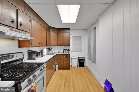 Entry Way - 541 Perry St, Reading, PA 19601 photo 7 of 10