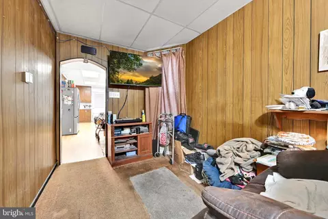 Entry Way - 541 Perry St, Reading, PA 19601 photo 4 of 10