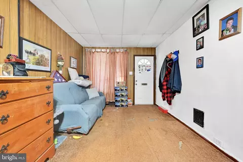 Entry Way - 541 Perry St, Reading, PA 19601 photo 2 of 10