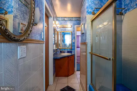 Bath - 505 Centre St, Reading, PA 19605 photo 2 of 3