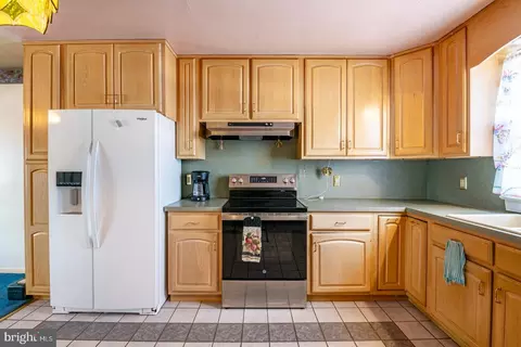 Kitchen - 505 Centre St, Reading, PA 19605 photo 2 of 4